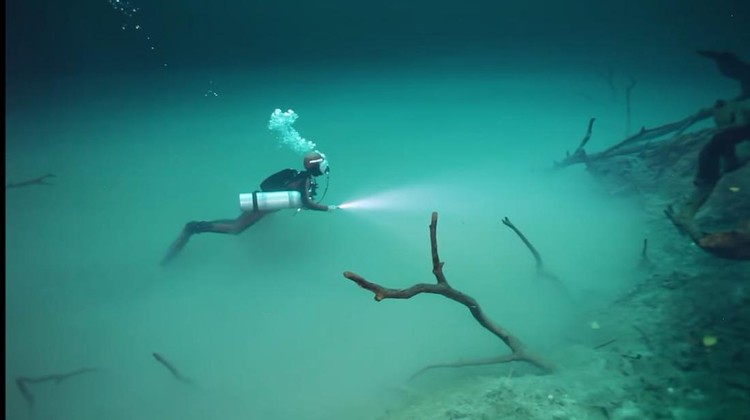 Sungai di bawah laut Cenote Angelita Sungai di bawah laut Cenote Angelita