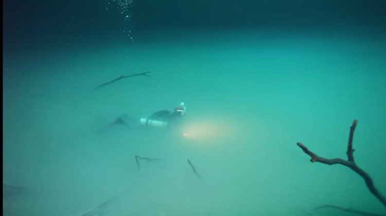 Sungai di bawah laut Cenote Angelita Sungai di bawah laut Cenote Angelita