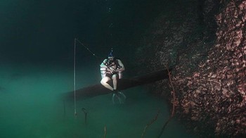 Adanya aliran sungai di Cenote Angelita disebabkan keberadaan hidrogen sulfida yang ada tempat tersebut. Foto: Screenshot YouTube AB TV