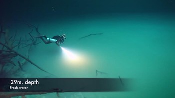 Kandungan hidrogen sulfida memiliki massa yang lebih berat dibandingkan dengan air asin, sehingga terakumulasi di bawah air dan akhirnya membentuk sungai di bawah laut. Foto: Screenshot YouTube AB TV