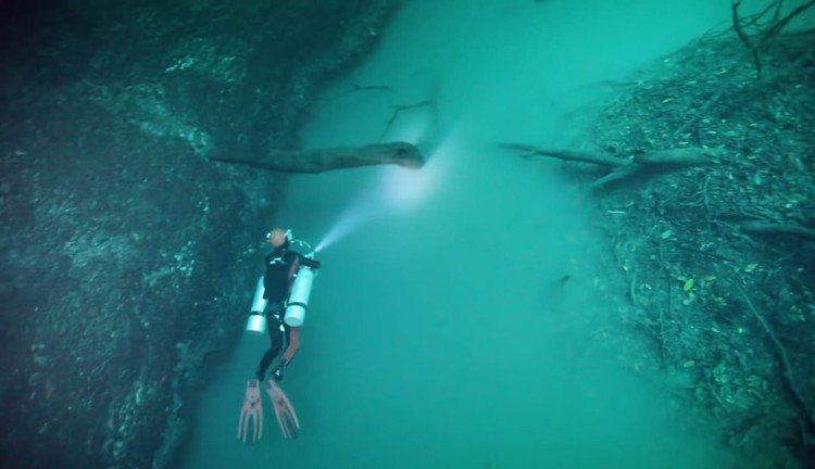 Sungai di bawah laut Cenote Angelita Sungai di bawah laut Cenote Angelita