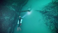 Kandungan hidrogen sulfida memiliki massa yang lebih berat dibandingkan dengan air asin, sehingga terakumulasi di bawah air dan akhirnya membentuk sungai di bawah laut. Foto: Screenshot YouTube AB TV 