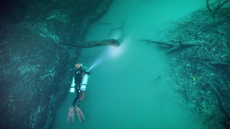 Sungai di bawah laut Cenote Angelita