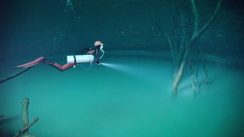 Surat Ar Rahman ayat 19 - 21 berbunyi, Dia membiarkan dua laut mengalir yang (kemudian) keduanya bertemu, di antara keduanya ada batas yang tidak dilampaui oleh masing-masing. Maka nikmat Tuhanmu yang manakah yang kamu dustakan? Foto: Screenshot YouTube AB TV