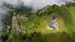 Lagi, Seniman Swiss-Prancis Ini Bikin Lukisan Raksasa di Lereng Gunung