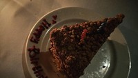 Wanita berzodiak Cancer ini pun diberi kejutan satu potong kue red velvet yang populer di restoran Union. Foto: Instagram @syifahadju