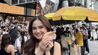 Ketika berlibur ke Singapura, pemain sinetron Mermaid In Love itu tak lupa membeli jajanan khas berupa es krim Singapura. Foto: Instagram @syifahadju