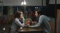 Saat syuting bersama Angga Yunanda, Syifa Hadju sempat menikmati makanan kaki lima di sebuah warung. Sepertinya, mereka makan bakso ya? Foto: Instagram @syifahadju