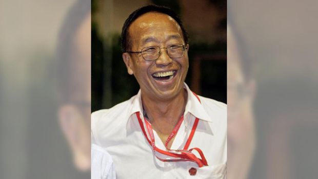 Taipan hotel dan properti Ong Beng Seng menyaksikan sesi latihan kedua Grand Prix F1 Singapura, 26 September 2008. GP Singapura pada hari Minggu akan menjadi balapan malam pertama F1, yang pertama diadakan di negara pulau itu dan yang pertama di sebuah Sirkuit jalanan Asia. (REUTERS/Bazuki Muhammad (SINGAPURA)/File Foto)