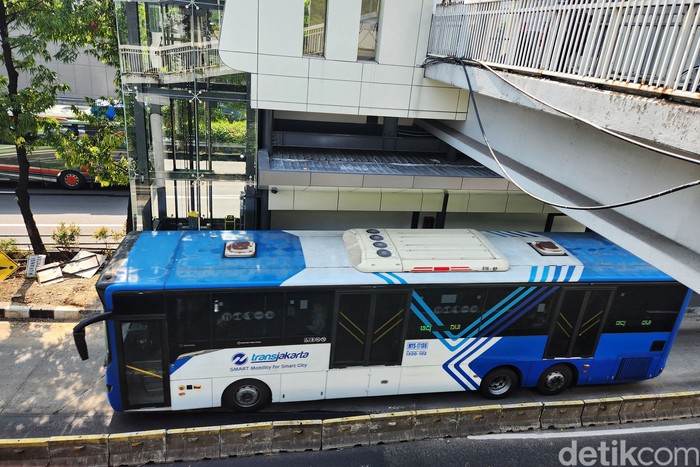 Warga melintas di proyek revitalisasi Halte TransJakarta Gatot Subroto-LIPI, Jakarta, Jumat (14/7/2023). Halte yang dikabarkan mulai beroperasi hari ini ternyata belum siap dan masih dalam tahap finishing. Tampak pekerja menyelesaikan sejumlah pekerjaan seperti konstruksi lift di sisi utara dan selatan. Sementara lift di bagian tengah sudah selesai.