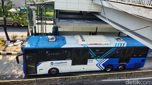 Warga melintas di proyek revitalisasi Halte TransJakarta Gatot Subroto-LIPI, Jakarta, Jumat (14/7/2023). Halte yang dikabarkan mulai beroperasi hari ini ternyata belum siap dan masih dalam tahap finishing. Tampak pekerja menyelesaikan sejumlah pekerjaan seperti konstruksi lift di sisi utara dan selatan. Sementara lift di bagian tengah sudah selesai.