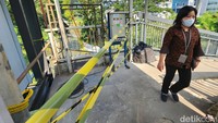 Kondisi halte sepi. Tidak ada petugas TransJakarta yang berjaga.  