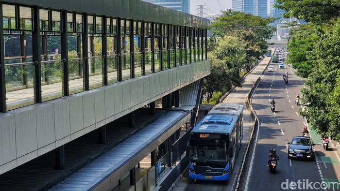 Tak Jadi Beroperasi Hari Ini, Begini Kondisi Halte TransJ Gatot Subroto LIPI Warga melintas di proyek revitalisasi Halte TransJakarta Gatot Subroto-LIPI, Jakarta, Jumat (14/7/2023). Halte yang dikabarkan mulai beroperasi hari ini ternyata belum siap dan masih dalam tahap finishing. Tampak pekerja menyelesaikan sejumlah pekerjaan seperti konstruksi lift di sisi utara dan selatan. Sementara lift di bagian tengah sudah selesai.