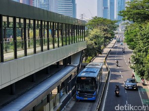 Pria Bersajam Rusak Mobil Sendiri Sebelum Hadang TransJ di Jakpus