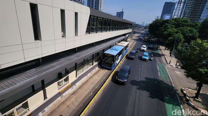 Tak Jadi Beroperasi Hari Ini, Begini Kondisi Halte TransJ Gatot Subroto LIPI Warga melintas di proyek revitalisasi Halte TransJakarta Gatot Subroto-LIPI, Jakarta, Jumat (14/7/2023). Halte yang dikabarkan mulai beroperasi hari ini ternyata belum siap dan masih dalam tahap finishing. Tampak pekerja menyelesaikan sejumlah pekerjaan seperti konstruksi lift di sisi utara dan selatan. Sementara lift di bagian tengah sudah selesai.