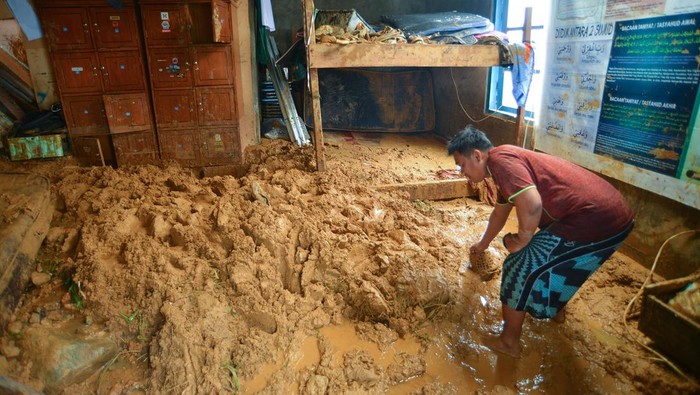 Sejumlah kerabat menunggui dua jasad anak korban tanah longsor di Bukit Gado-gado Padang, Sumatera Barat, Jumat (14/7/2023). Intensitas hujan yang tinggi di kota itu sejak Kamis (13/7/23) mengakibatkan tanah longsor di sejumlah titik dan menyebabkan dua anak warga bukit Gado-gado Fadlan (5) dan Fikri (3,5) meninggal dunia.