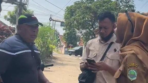 Kades Cantik Ini Berani Ribut dengan Pria yang Tolak Perbaikan Jalan