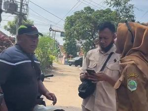 Kades Cantik Ini Berani Ribut dengan Pria yang Tolak Perbaikan Jalan