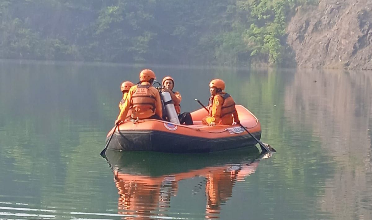 Tiga pria dewasa tenggelam di danau eks pertambangan atau danau quarry di Bogor. Tim SAR gabungan berjibaku mencari korban. (dok BPBD Kabupaten Bogor)