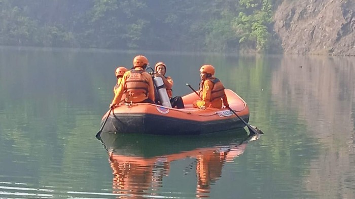 Tiga pria dewasa tenggelam di danau eks pertambangan atau danau quarry di Bogor. Tim SAR gabungan berjibaku mencari korban. (dok BPBD Kabupaten Bogor)