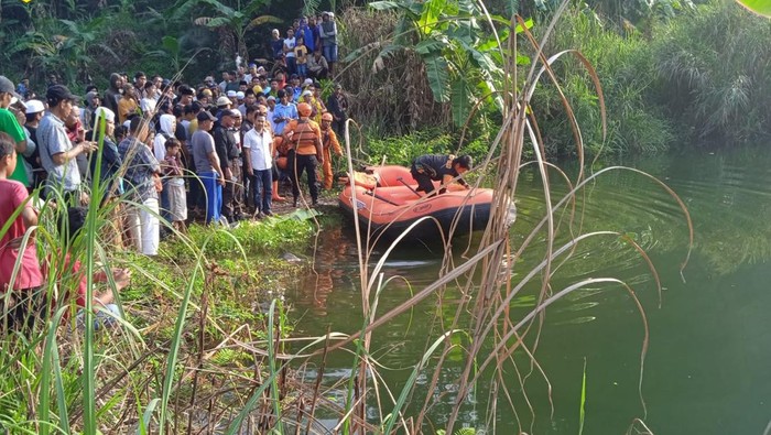Tiga pria dewasa tenggelam di danau eks pertambangan atau danau quarry di Bogor. Tim SAR gabungan berjibaku mencari korban. (dok BPBD Kabupaten Bogor)