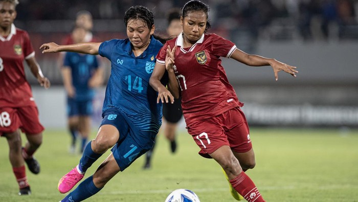 Pesepak bola Timnas Wanita Indonesia U-19 Gea Yumanda (kanan) berebut bola dengan pesepak bola Timnas Thailand Natcha Kaewanta (kedua kiri) pada pertandingan Semi Final AFF U-19 Women Championship 2023 di Stadion Gelora Sriwijaya Jakabaring (GSJ), Jakabaring Sport City (JSC) Palembang, Sumatera Selatan, Kamis (13/7/2023). Indonesia gagal melaju ke Final AFF U-19 Women Championship 2023 setelah kalah dari Thailand dengan skor 17. ANTARA FOTO/Nova Wahyudi/aww.