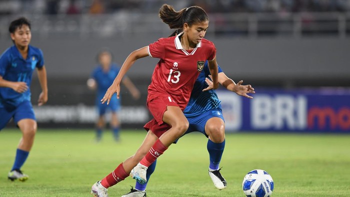 Pesepak bola Timnas Wanita Indonesia U-19 Claudia Alexandra Scheuneumann (tengah) menguasai bola dengan dikawal pesepak bola wanita Thailand Saranya Lamee pada pertandingan Semi Final AFF U-19 Women Championship 2023 di Stadion Gelora Sriwijaya Jakabaring (GSJ), Jakabaring Sport City (JSC) Palembang, Sumatera Selatan, Kamis (13/7/2023). ANTARA FOTO/Nova Wahyudi/aww.