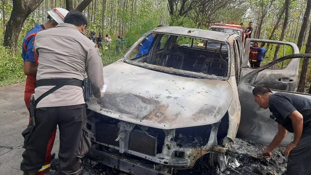 Toyota Hilux terbakar di Bojonegoro