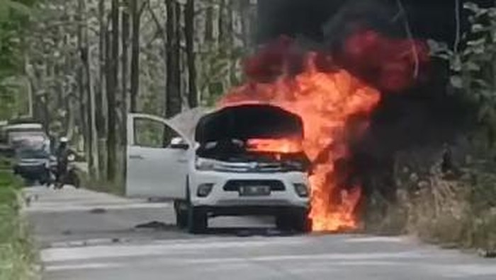 Toyota Hilux terbakar di Bojonegoro