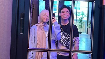 Dia berkenalan dengan YouTuber Fiki Naki di grup Discord yang dibuat oleh sesama YouTuber Indonesia, Ari. Foto: Instagram/Tugkiara  
