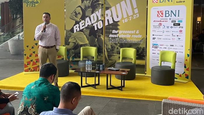 Ketua Panitia BNI-UI HM 2023 Pitut Pramuji menyampaikan kesiapan BNI-UI Half Marathon dalam konferensi pers di Lippo Mal Kemang, Jakarta Selatan, Jumat (14/7/2023).