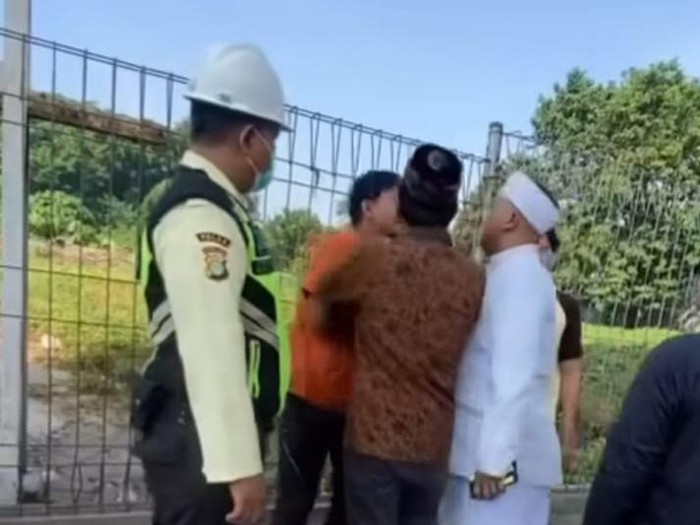 Video dua mobil serempetan di Jalan Fatmawati, Jaksel, viral di medsos. Peristiwa serempetan itu berujung cekcok antara kedua pihak di tengah jalan. (Tangkapan layar video viral)