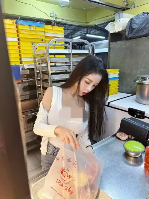 Viral! Penjual Roti Cantik yang Tampilannya Mirip Model di Malaysia