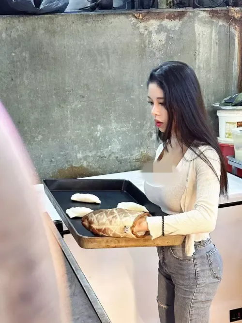 Viral! Penjual Roti Cantik yang Tampilannya Mirip Model di Malaysia