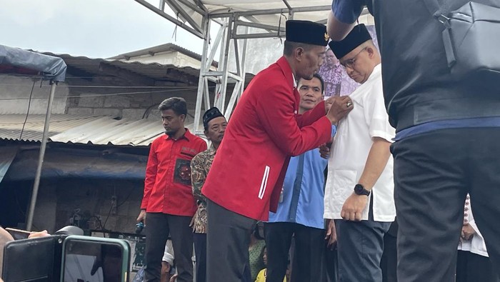 Bakal capres Koalisi Perubahan untuk Persatuan (KPP) Anies Baswedan bertemu warga di Kampung Tanah Merah, Jakarta Utara. Warga Tanah Merah menyematkan pin berlambang Garuda di baju Anies.