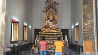 Kegiatan lain yang dapat traveler lakukan di sana tentunya berdoa. Bagi traveler penganut Buddha, tempat ini sangat cocok untuk mendekatkan diri pada Sang Buddha karena terdapat banyak ruangan doa yang dapat digunakan. Foto: Putu Intan/detikcom