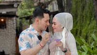 Pasangan Meylisa Zaara dan Rizka Atok menikah pada September 2022 lalu. Setelah 2 bulan menikah, selebgram asal Tulungagung ini baru menangkap kecurigaan suaminya gay. Foto: Instagram @meylisazaara