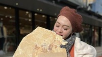 Belum lama ini, selebgram sekaligus pemilik toko baju impor itu sempat berlibur ke Jepang. Ia mencoba jajanan Tako Senbei dan Takoyaki khas negeri Sakura itu. Foto: Instagram @meylisazaara