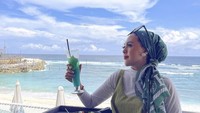 Istri Rizka Atok itu juga membagikan momen kulinerannya saat berada di Tropical Temptation Beach Club Bali. Meylisa memesan pizza, oyster, hingga minuman segar. Foto: Instagram @meylisazaara