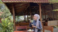 Masih di restoran yang sama, Meylisa Zaara juga sempat makan berat di restoran ini. Ia memesan nasi lauk dengan segelas teh hangat. Foto: Instagram @meylisazaara