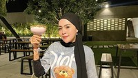 Selebgram yang baru gugat cerai suaminya itu juga suka nongkrong di kafe. Meylisa pun terlihat memesan segelas minuman. Foto: Instagram @meylisazaara