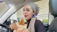Di dalam mobil pun, Meylisa Zaara sempat menikmati hidangan croffle yang manis renyah dari Kopi Soe. Sepertinya enak ya? Foto: Instagram @meylisazaara