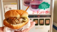  Tak perlu repot-repot antre di restoran, mampir ke vending machine di Tokyo ada yang jual burger enak.  Foto: Site News