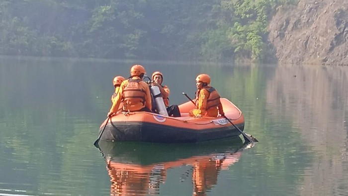 Tiga orang pria tewas tenggelam saat menjalani ritual di Danau Quarry, Cigudeg, Bogor, Kamis (13/7/2023). Ketiga jenazah sudah dievakuasi oleh tim SAR gabungan.