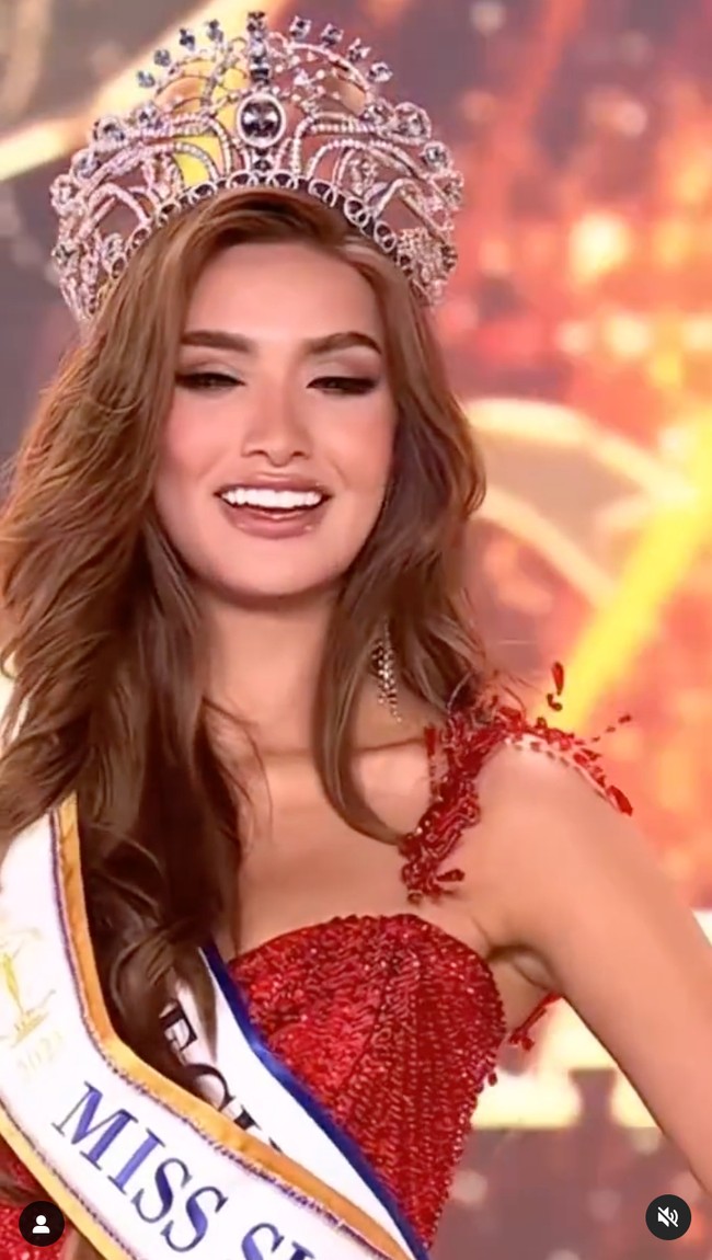 Andrea Aguilera mengalahkan finalis asal Filipina Pauline Amelinckx dan kontestan Brazil Sancler Frantz, saingannya di babak top 3 Miss Supranational 2023. Foto: Dok. Instagram/andreaaguilerapa