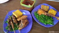 Makan ayam goreng di sini tak boleh lupa dipadukan dengan sambalnya yang pedas seuhah. Menurut pemiliknya, sambal menjadi andalan yang paling banyak diburu orang. Foto: detikcom