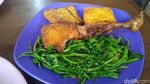Pedas Seuhah! Ayam Goreng Hidden Gem di Bandung Ini Membakar Lidah