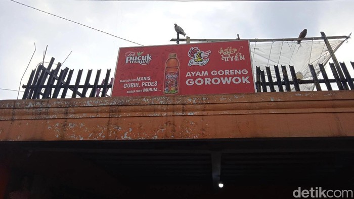 Pedas Seuhah! Ayam Goreng 'Hidden Gem' di Bandung Ini Membakar Lidah