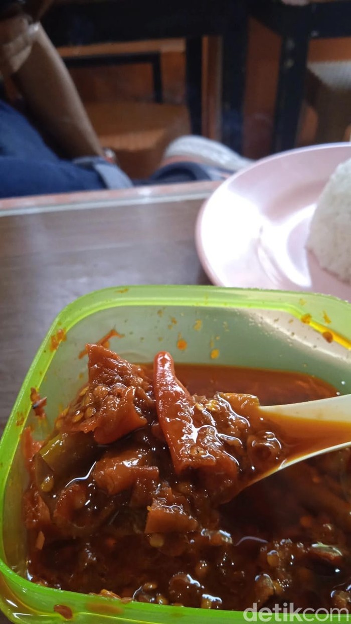 Ayam Gorowok Pedas Seuhah! Ayam Goreng 'Hidden Gem' di Bandung Ini Membakar Lidah