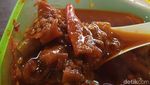 Pedas Seuhah! Ayam Goreng Hidden Gem di Bandung Ini Membakar Lidah
